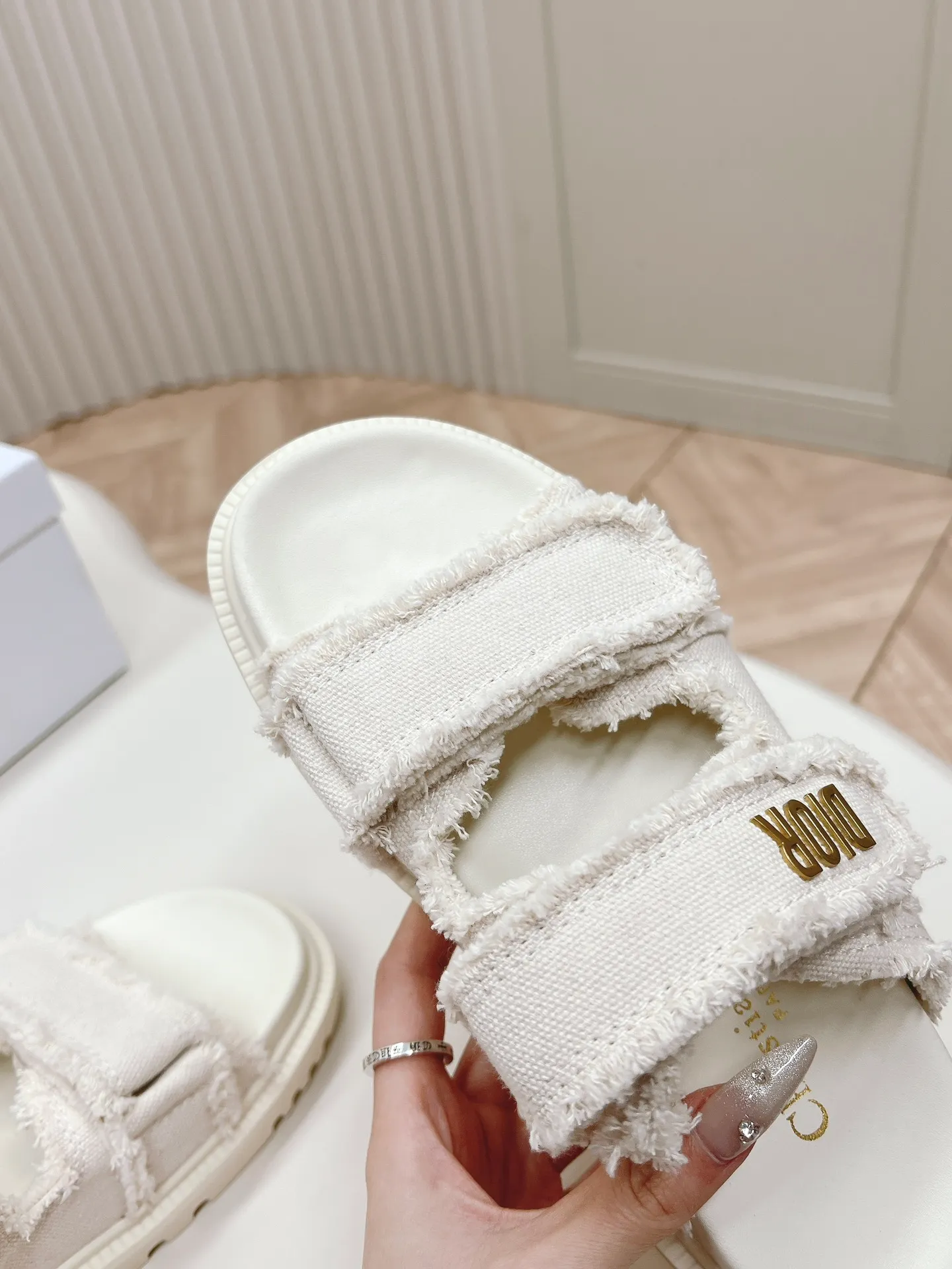 👟👟Ex-factory price 460👟👟 Classic upgrade plus 2024 new colors and the latest fabric Dior Dior classic Velcro sandals and slippers series original replica high version super durable and versatile style very comfortable on the feet, slim and white original cloth upper, original d hardware buckle, original TPU outsole Size: 35-41